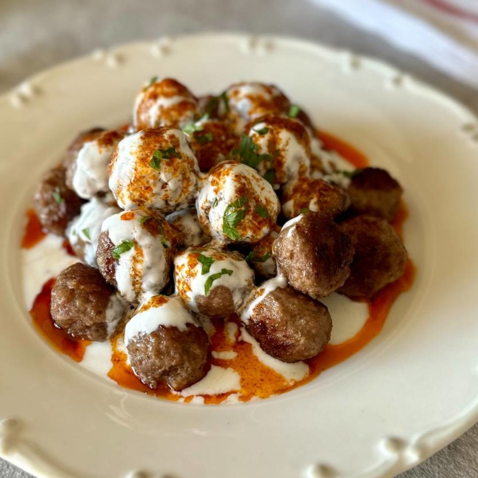 Buçuk Yoğurtlu Soslu Sanayi Köftesi