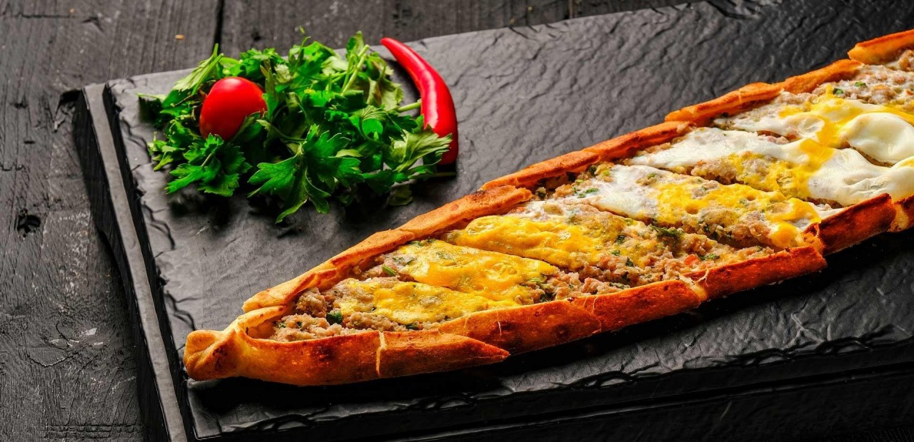 Kıymalı Yumurtalı Pide