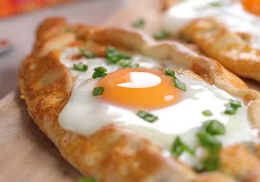 Yumurtalı Kaşarlı Pide